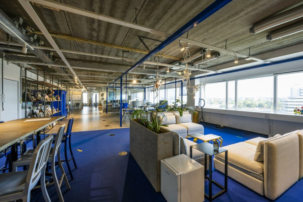 Modern en ruim kantoorinterieur aan de Johan Huizingalaan met open werkplekken, loungehoek en veel natuurlijk licht.